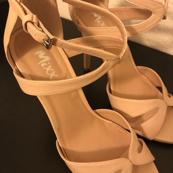 Beige pumps. - Picture 5 of 5
